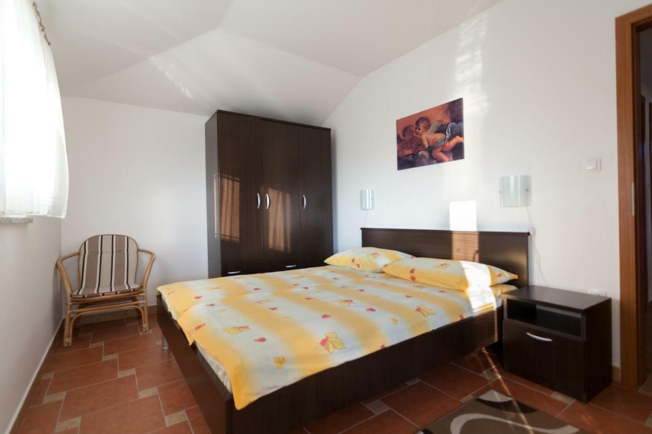 Apartments Jadranka Malinska Ngoại thất bức ảnh